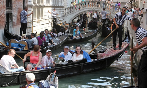 ‘Boorish’ tourists in Venice targeted in mooted ‘no sit’ rule