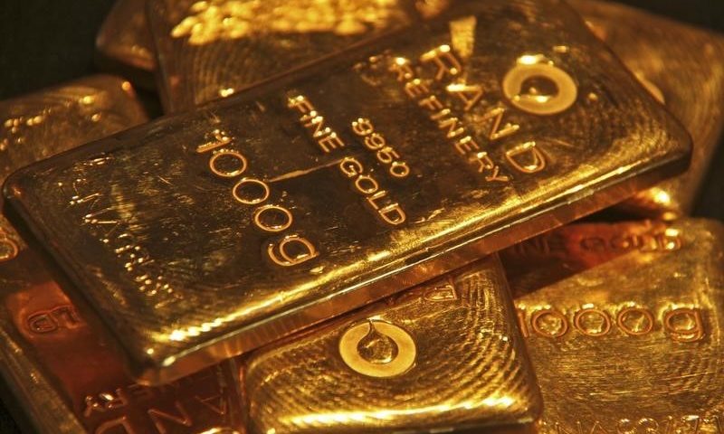 Gold rises as falling markets burnish appeal