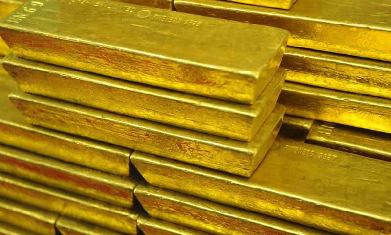 Gold declines as palladium retreats from a record settlement
