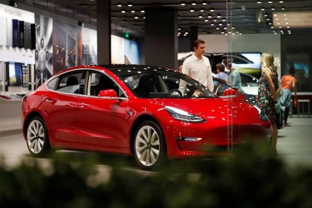 Tesla cuts prices on poor Q4