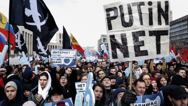 Russia internet freedom: Thousands protest against cyber-security bill
