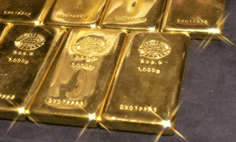 Gold gains 1% on Chinese market fears, weak U.S. jobs data