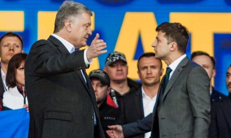 Ukraine election: Voters to choose between comic and tycoon