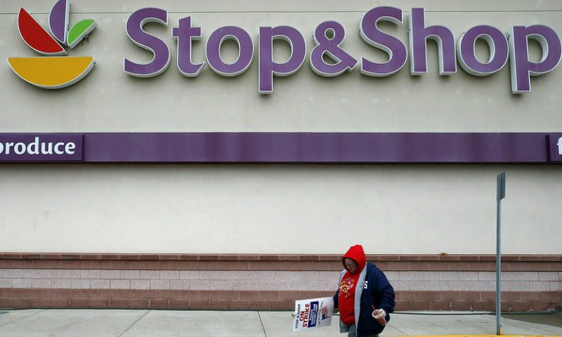 Striking Stop & Shop workers reach tentative contract deal