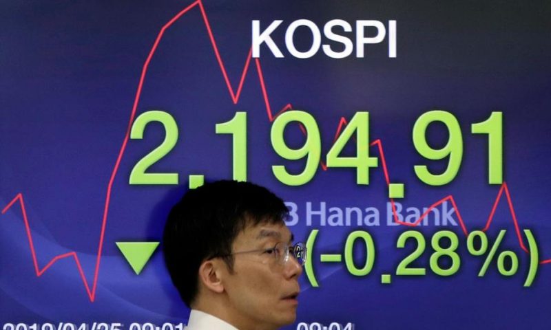 Asian Shares Mixed After US Stocks Retreat From Record High