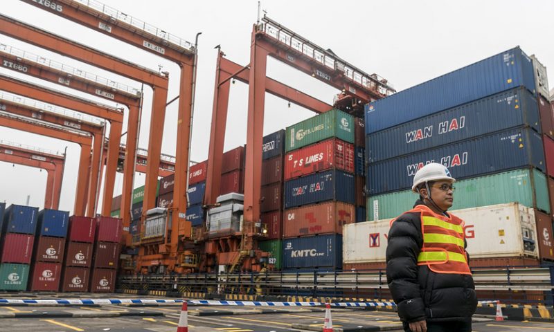Asian markets mixed as traders weigh U.S.-China trade dispute