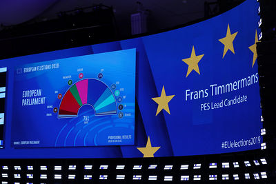 Europe stocks higher after EU elections; Fiat, Renault climb on merger proposal