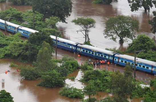 India floods: Over 1,000 train passengers rescued near Mumbai