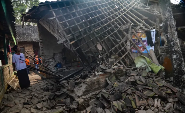 4 dead after quake hits off Indonesia’s Java island