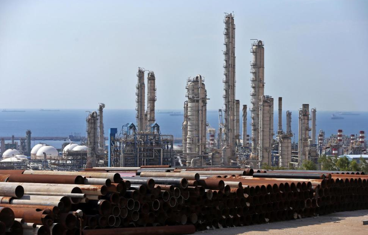Iran Oil Stockpiles Swell as Sanctions Tighten