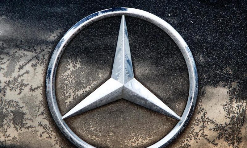 Automaker Daimler Sees Full-Year Earnings Sag by Half