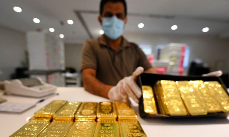 Gold posts second straight gain, extends climb after FOMC minutes