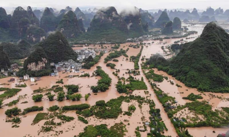 China floods: dozens killed and hundreds of thousands displaced