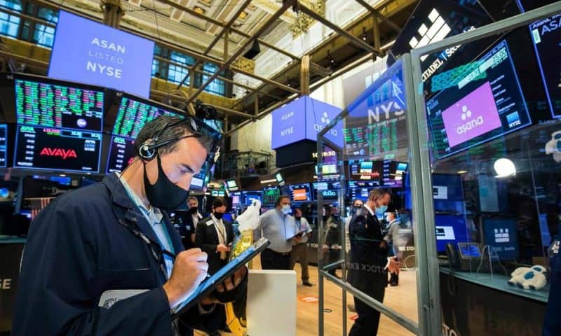 Wall Street Rallies to Close Out Strong, but Wild Quarter