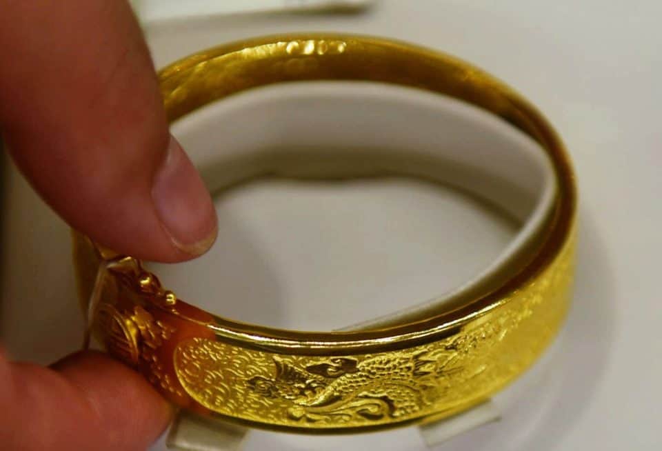 Gold logs a third straight session decline
