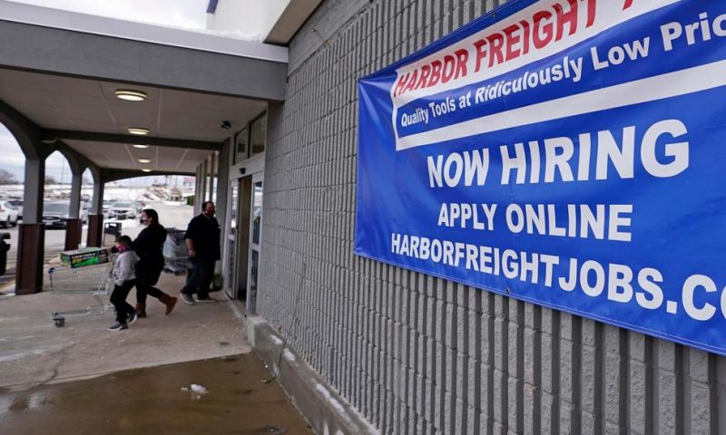 US Jobless Claims Fall Slightly to 793,000 With Layoffs High