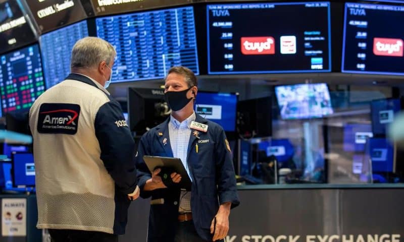 Wall Street Closes Lower, Pulled Down by IT and Energy