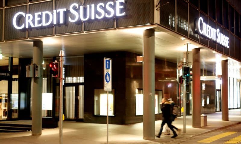 Credit Suisse to cut dividend, executives to leave