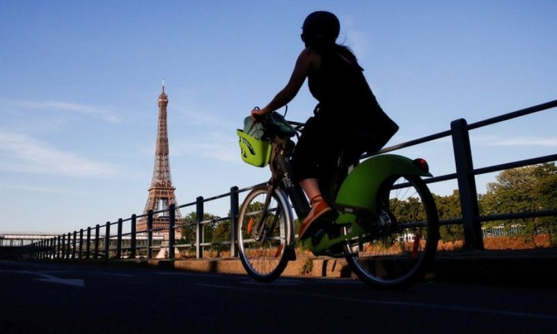 Paris seeks to ban through traffic in city centre by 2022