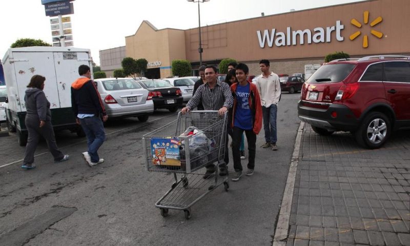 Mexican Elderly Lose Work as Grocery Baggers, Protest