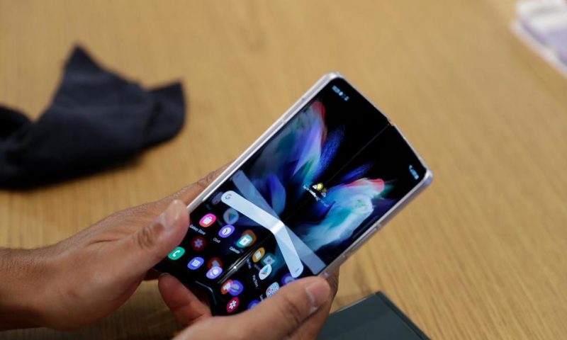 Samsung Slashes Prices in Bid to Boost Foldable Phone Sales
