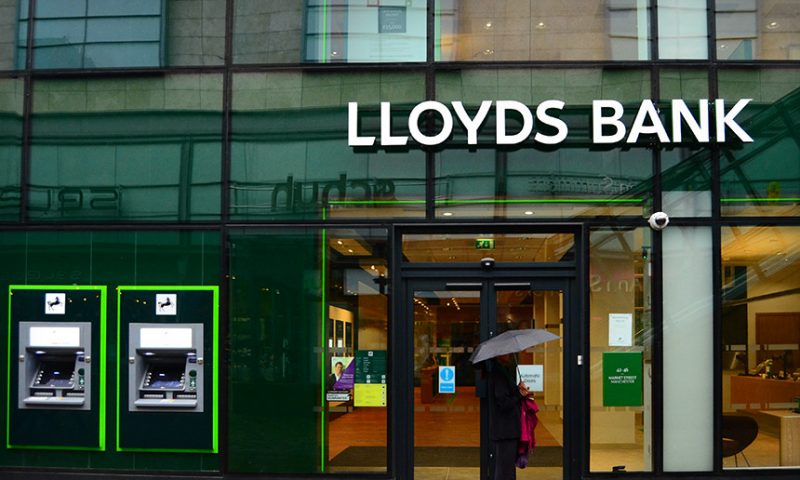 Lloyds Banking (LYG) falls 1.98%