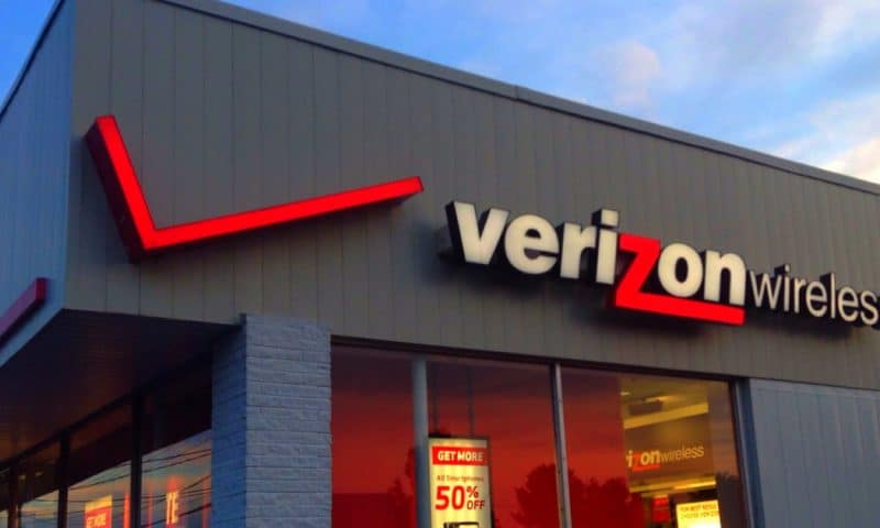 Verizon Communications Inc (VZ) falls 0.36%