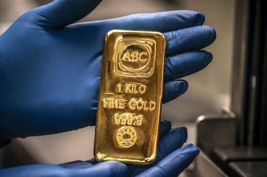 Gold edges lower, but on track for weekly rise