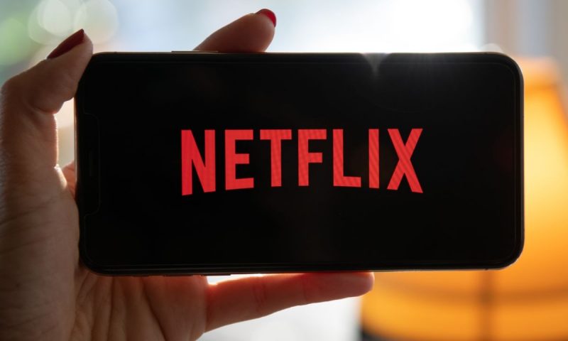 Netflix Inc. stock outperforms competitors despite losses on the day