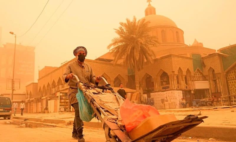 Iraqi Merchants Struggle on Amid Series of Strong Sandstorms