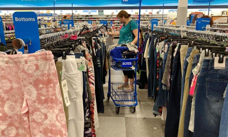 US Economy Shrank by 1.5% in Q1 but Consumers Kept Spending