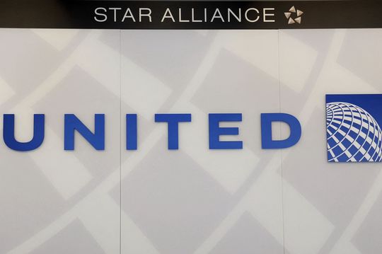 United Airlines posts first profitable quarter of pandemic, but the stock is still getting pounded