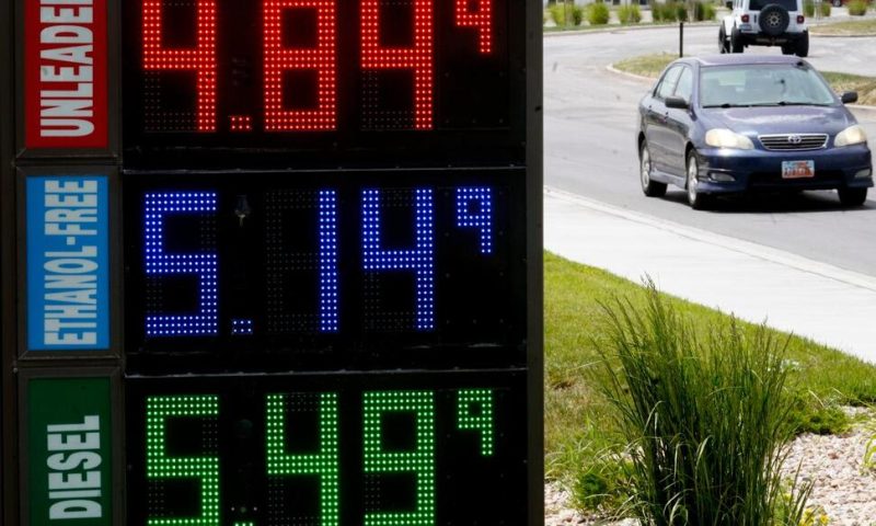 Average US Gasoline Price Falls 19 Cents to $4.86 Per Gallon