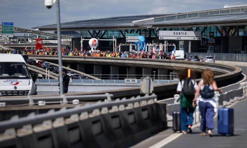 Stuck Bags Add to Tangles at Paris Airports Amid Travel Boom