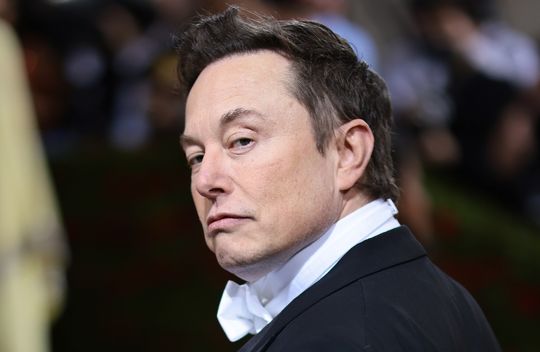 Elon Musk offloads nearly $7 billion in Tesla stock amid Twitter fight