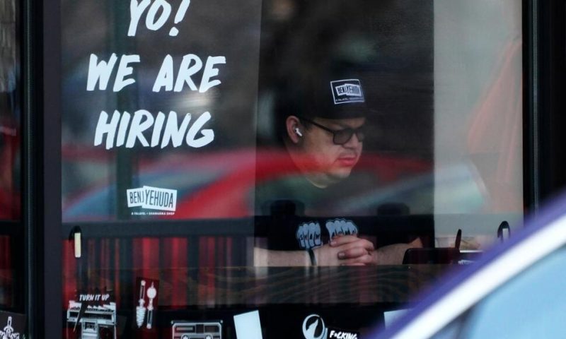 US Unemployment Claims Rise by 14,000 to 262,000