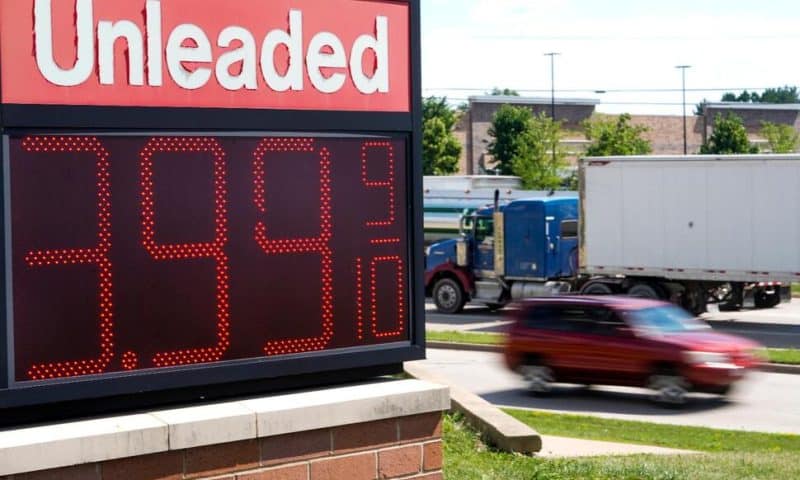 US Consumers More Confident in August as Gas Prices Dip