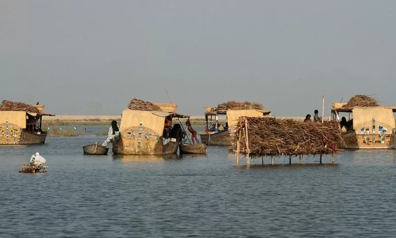 Pakistan floods: Officials struggle to stop biggest lake overflowing