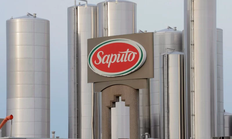 Saputo Inc. (TSE:SAP) Senior Officer Martin Gagnon Buys 2,200 Shares