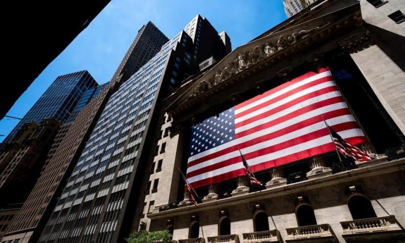 US Stocks Rise, Strong Earnings Send Retailers Higher