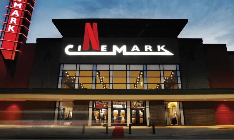 Cinemark (NYSE:CNK) Stock Price Down 4.5% on Insider Selling