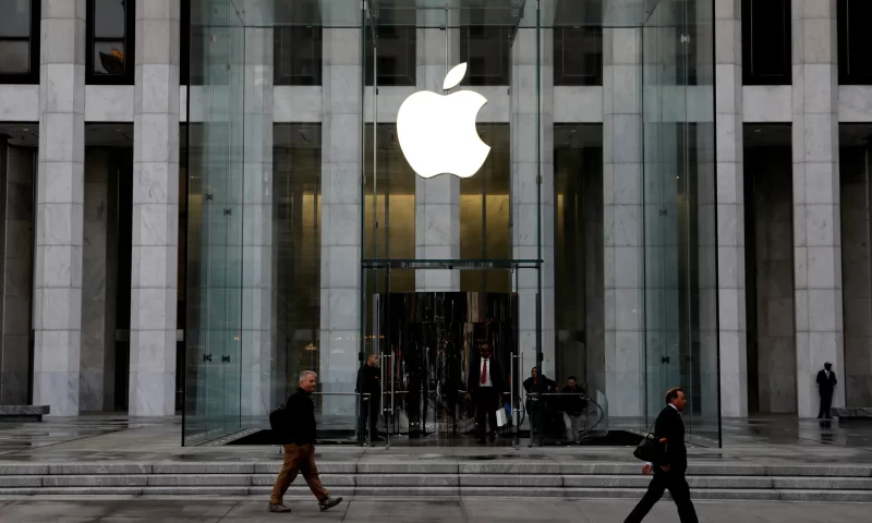 Apple Inc. Declares Quarterly Dividend of $0.17 (NASDAQ:AAPL)