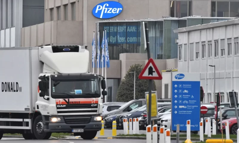 Pfizer Inc. stock outperforms market despite losses on the day