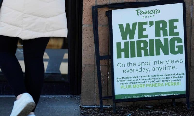 US Jobless Claims Inch Down as Labor Market Remains Tight