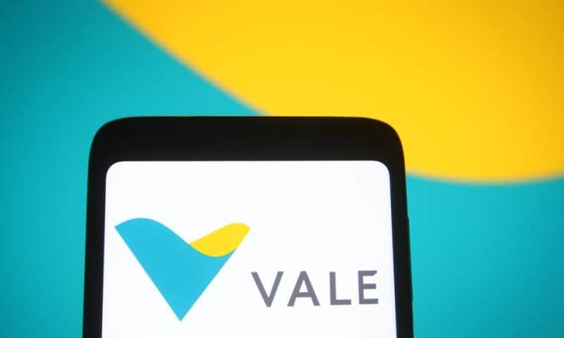 Vale Shares Fall 3.3% After Iron Ore Price in China Declines