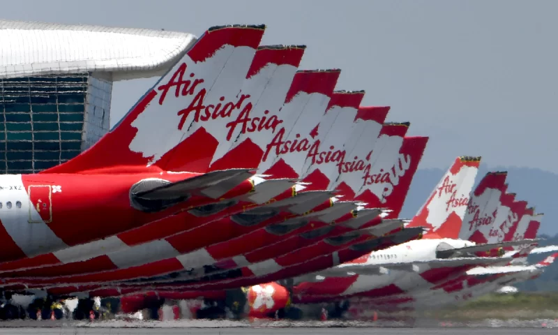 AirAsia X Bhd. Shares Fall After Seeks Delay on Restructuring Plan