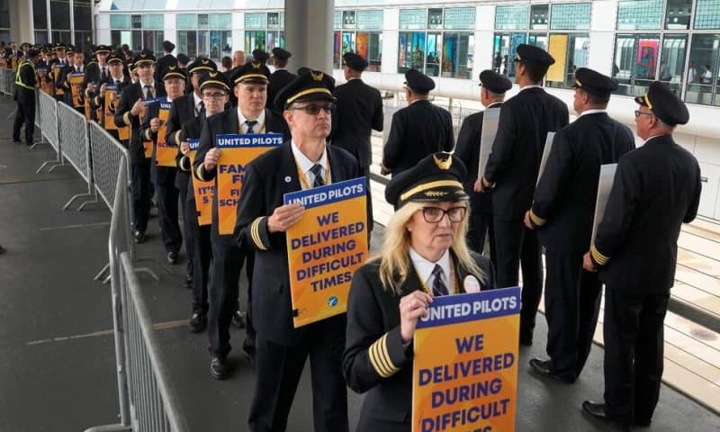 Pilots at United Picket for Higher Pay as Pressure Builds Before Summer Travel Season