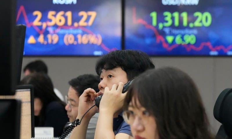 Asian Stocks Mixed After More US Debt Talks Fail to Break Impasse