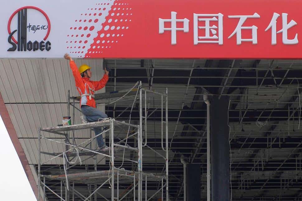 China S Sinopec Signs Agreement To Enter Retail Fuel Market In Crisis