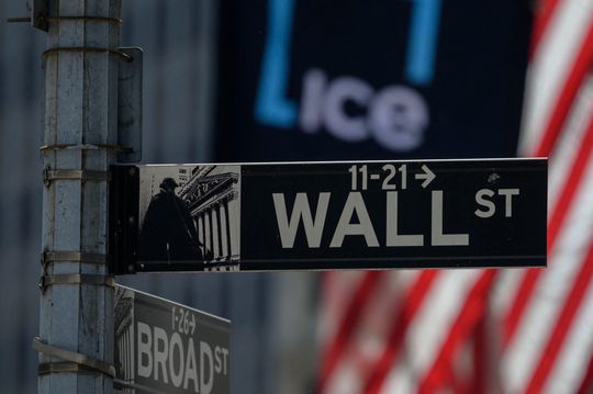 Dow snaps 5-session slide as investors await next debt-ceiling talks